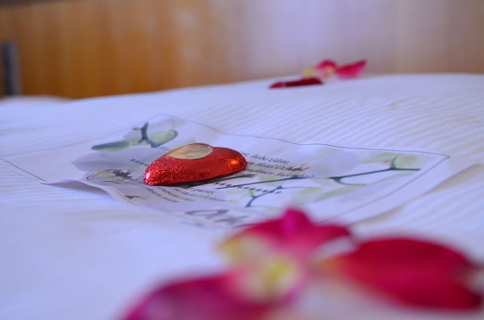 Comfort Whirlpool Room | Premium bedding, in-room safe, desk, laptop workspace
