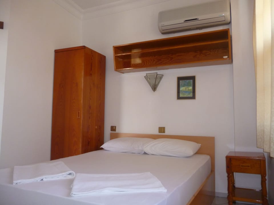 Standard Triple Room | Pillowtop beds, in-room safe, iron/ironing board, bed sheets