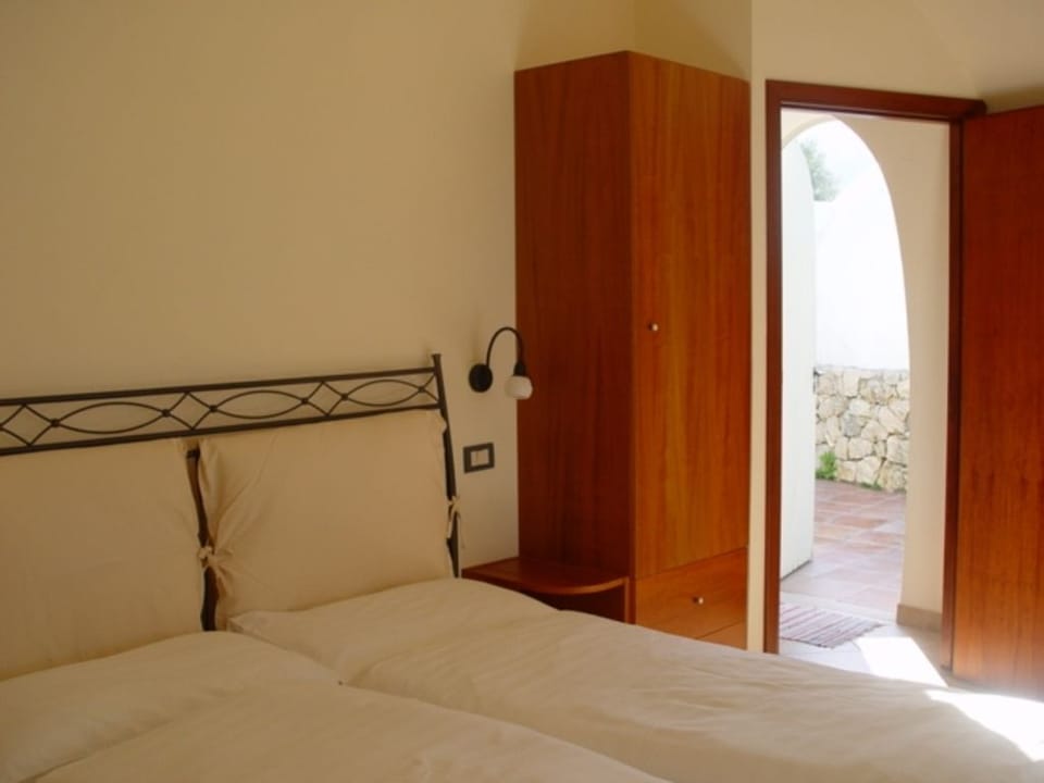 Double Room or Twin Room | Individually decorated, individually furnished, desk, iron/ironing board