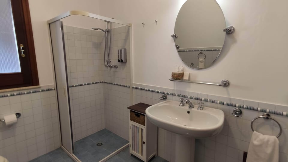 Economy Double Room | Bathroom | Shower, free toiletries, hair dryer, bidet