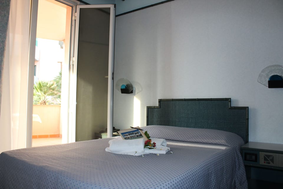 Single Room | Hypo-allergenic bedding available, memory foam beds, in-room safe, desk