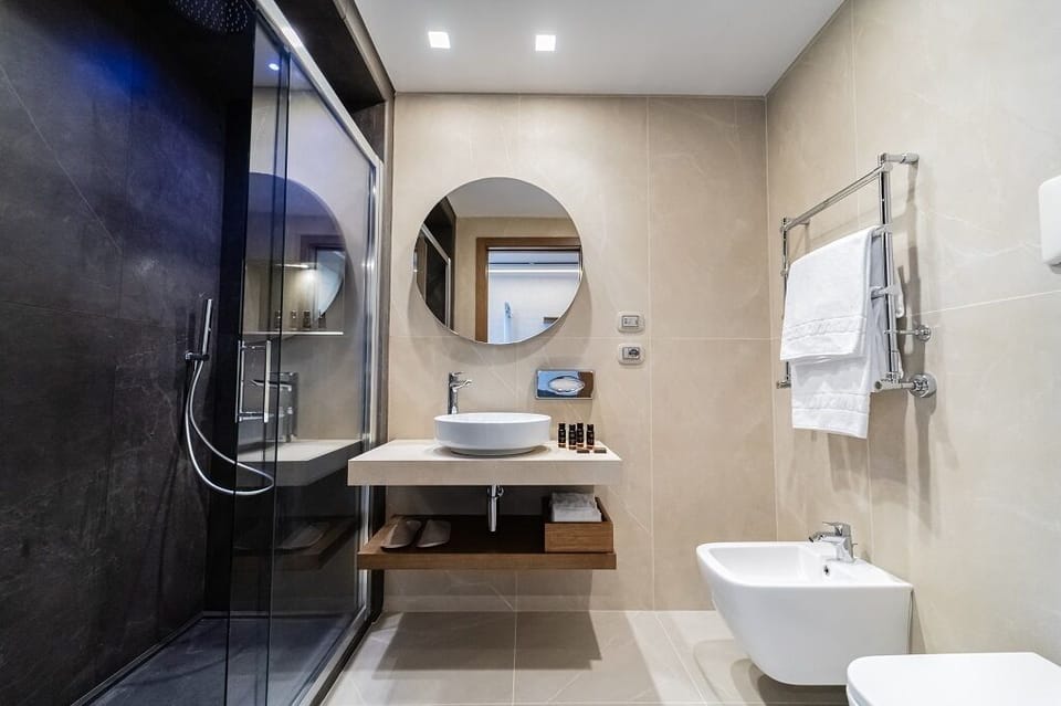 Superior Double or Twin Room | Bathroom | Jetted tub, free toiletries, hair dryer, bidet