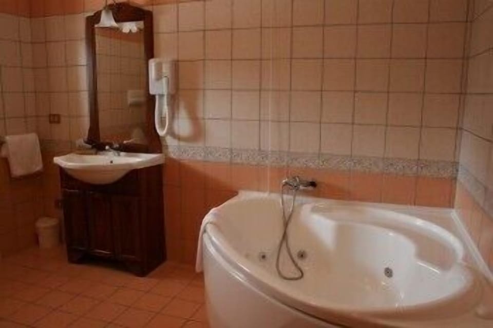Jetted tub