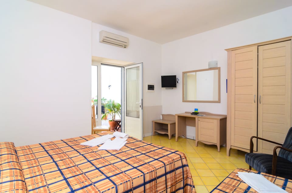 Minibar, in-room safe, desk, free WiFi