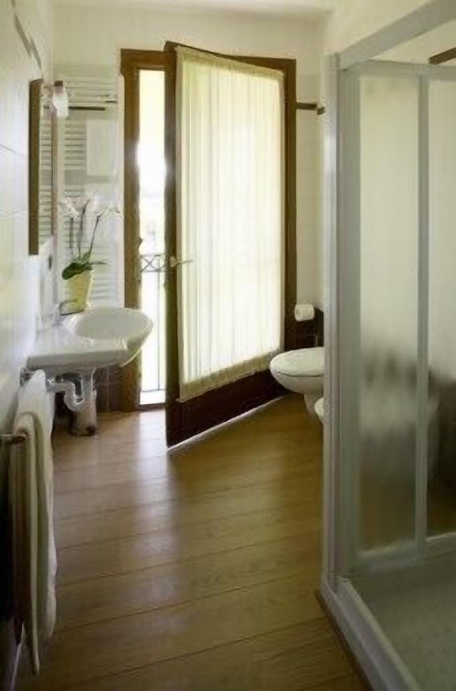 Double Room | Bathroom | Shower, free toiletries, hair dryer, bidet