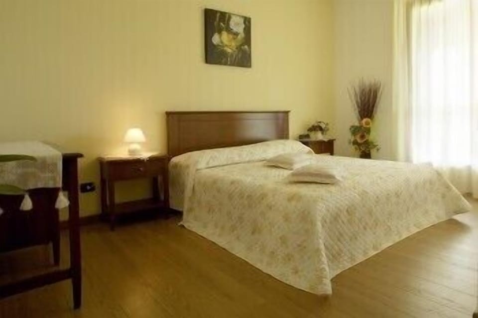 Double Room | Frette Italian sheets, premium bedding, minibar, desk