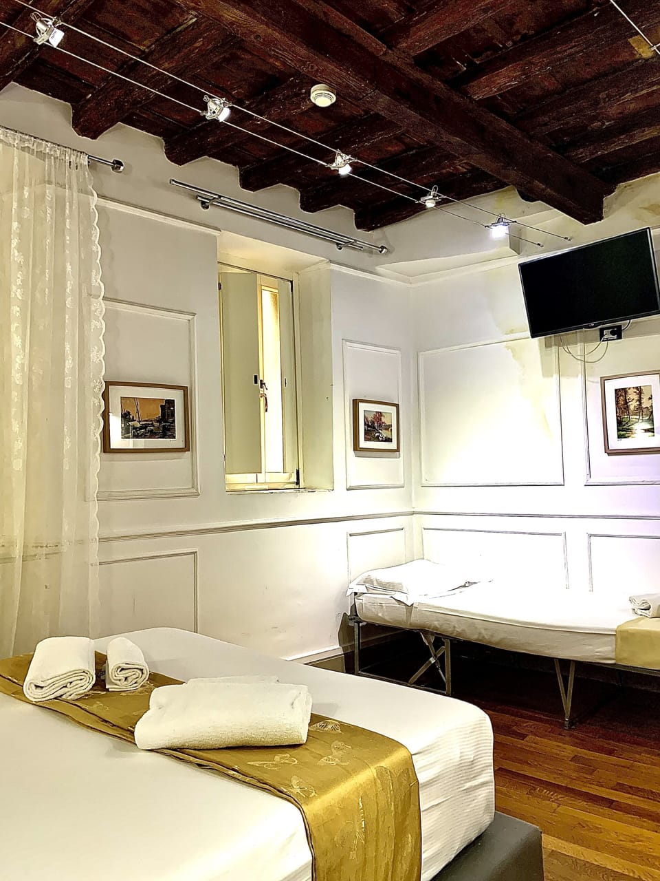 Triple Room | Minibar, in-room safe, desk, iron/ironing board