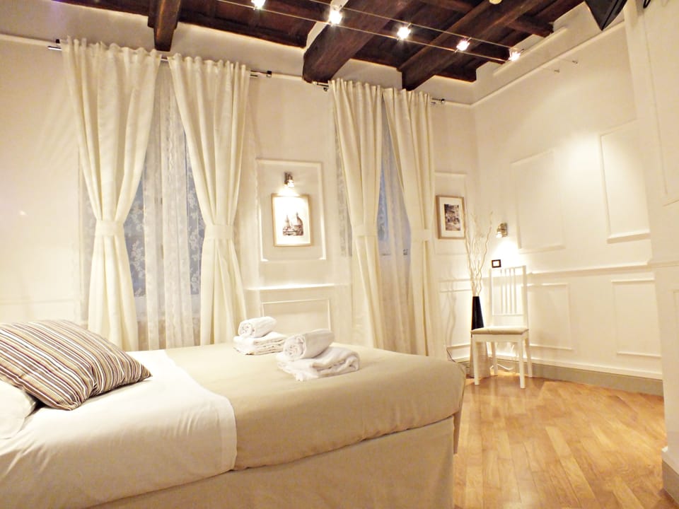 Quadruple Room | Living area | TV
