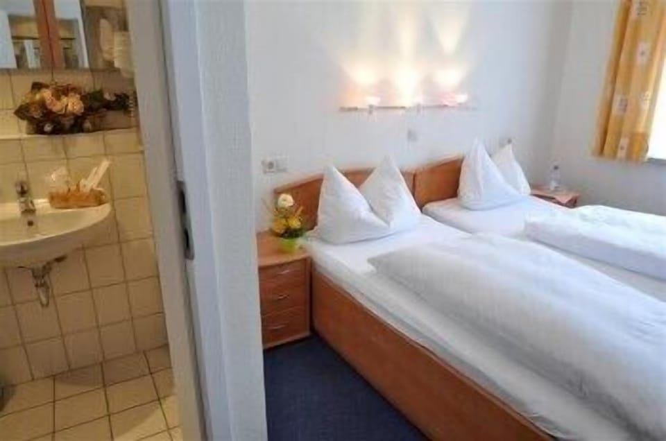 Desk, free cribs/infant beds, free WiFi