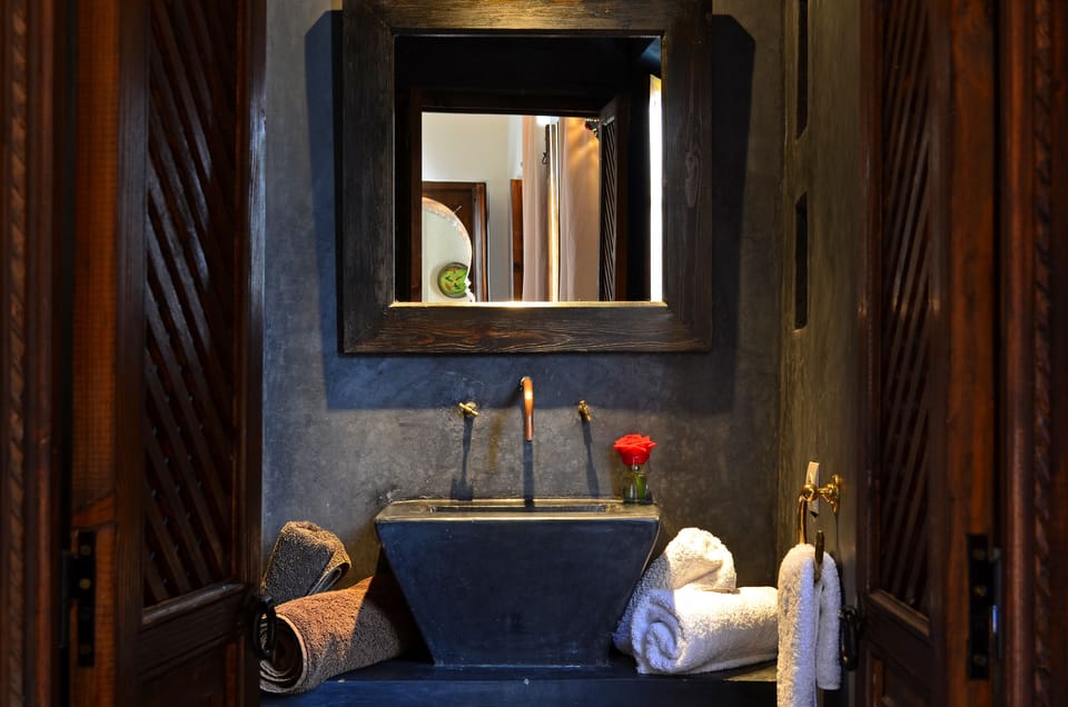 Deluxe Double or Twin Room (Carbone) | Bathroom sink