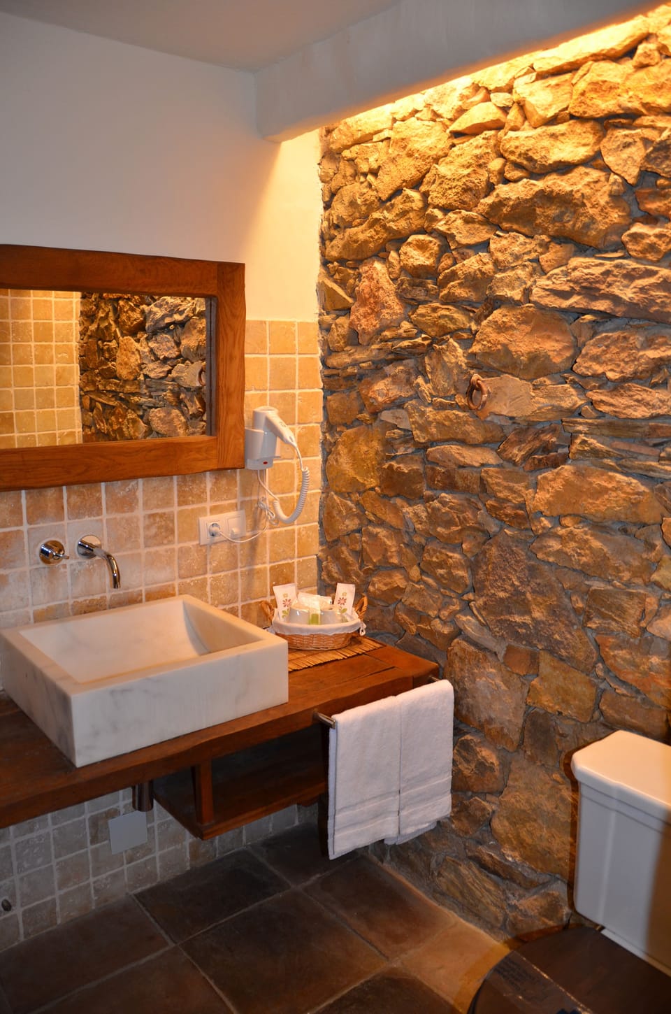 Junior Double Room | Bathroom | Shower, rainfall showerhead, free toiletries, hair dryer