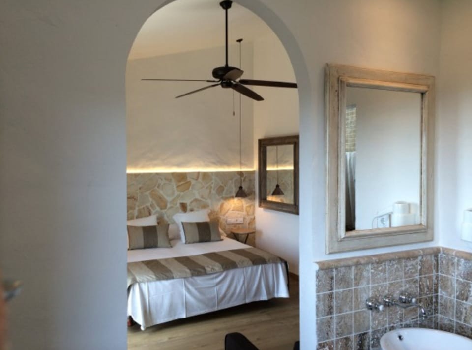 Panoramic Double Room, 1 King Bed | Down comforters, minibar, in-room safe, soundproofing
