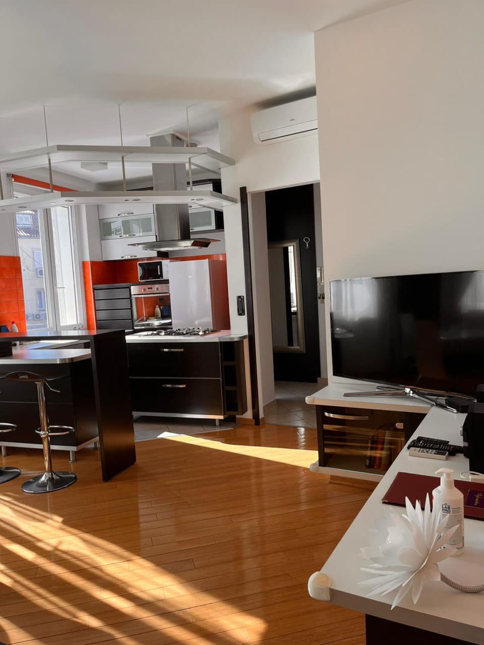 Superior Apartment, Annex Building | Living room | 101-cm LCD TV with satellite channels, TV, books