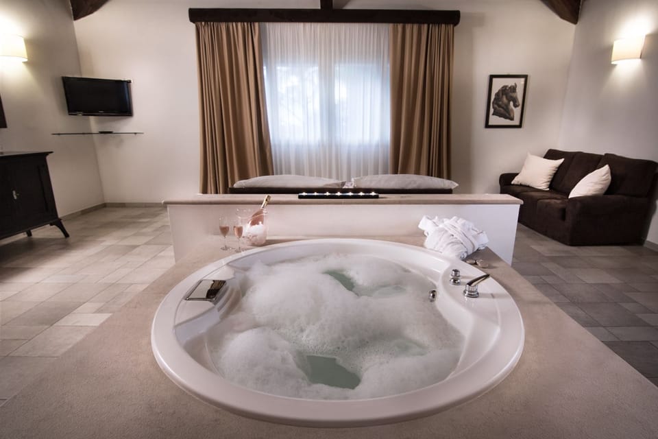 Suite (2 people) | Jetted tub