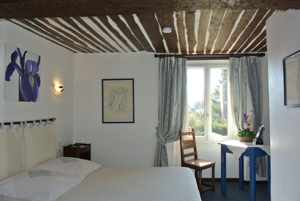 8 bedrooms, premium bedding, minibar, in-room safe