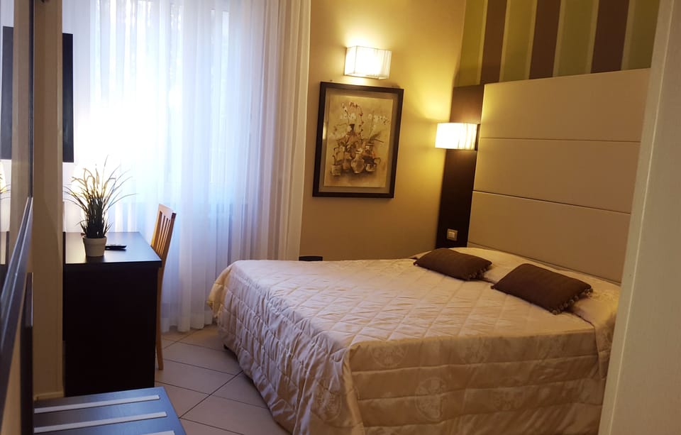Classic Double or Twin Room | Desk, free WiFi, bed sheets