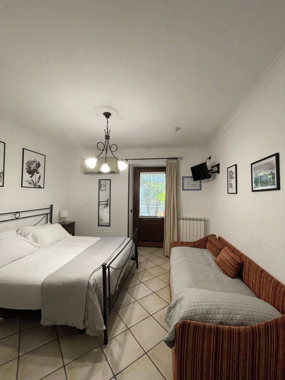 Basic Triple Room | Premium bedding, desk, soundproofing, WiFi (free)