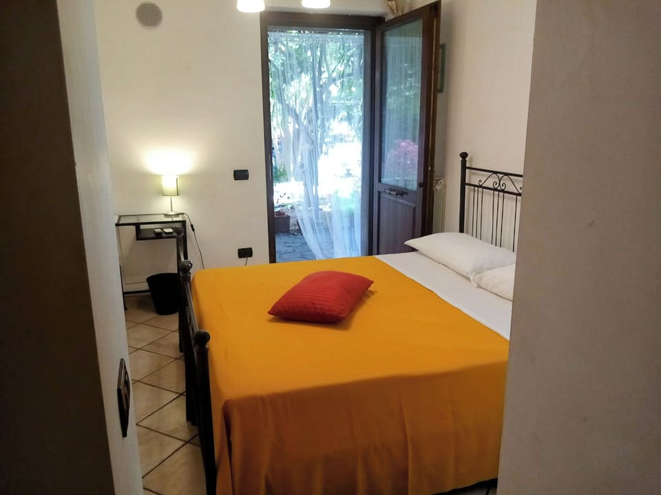 Basic Double Room, 1 Double Bed | Premium bedding, desk, soundproofing, free WiFi