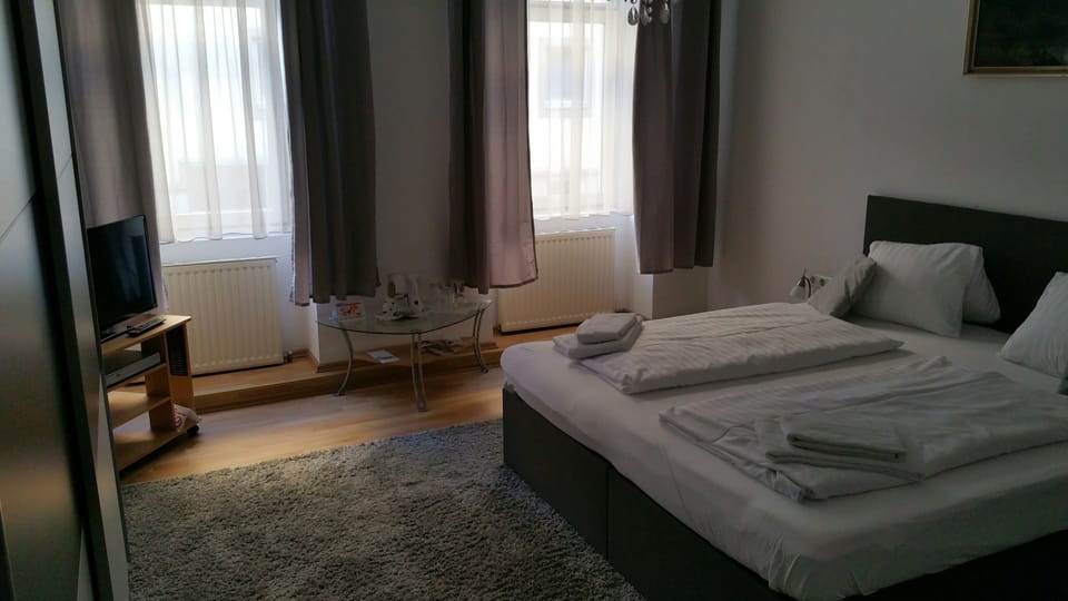 Double Room | Desk, cribs/infant beds, rollaway beds, free WiFi