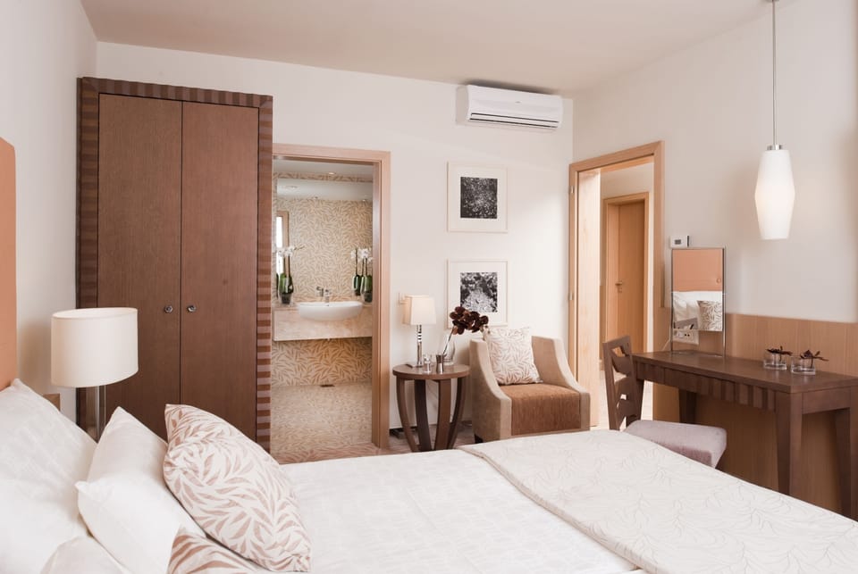 Panoramic Suite | Minibar, in-room safe, desk, free WiFi