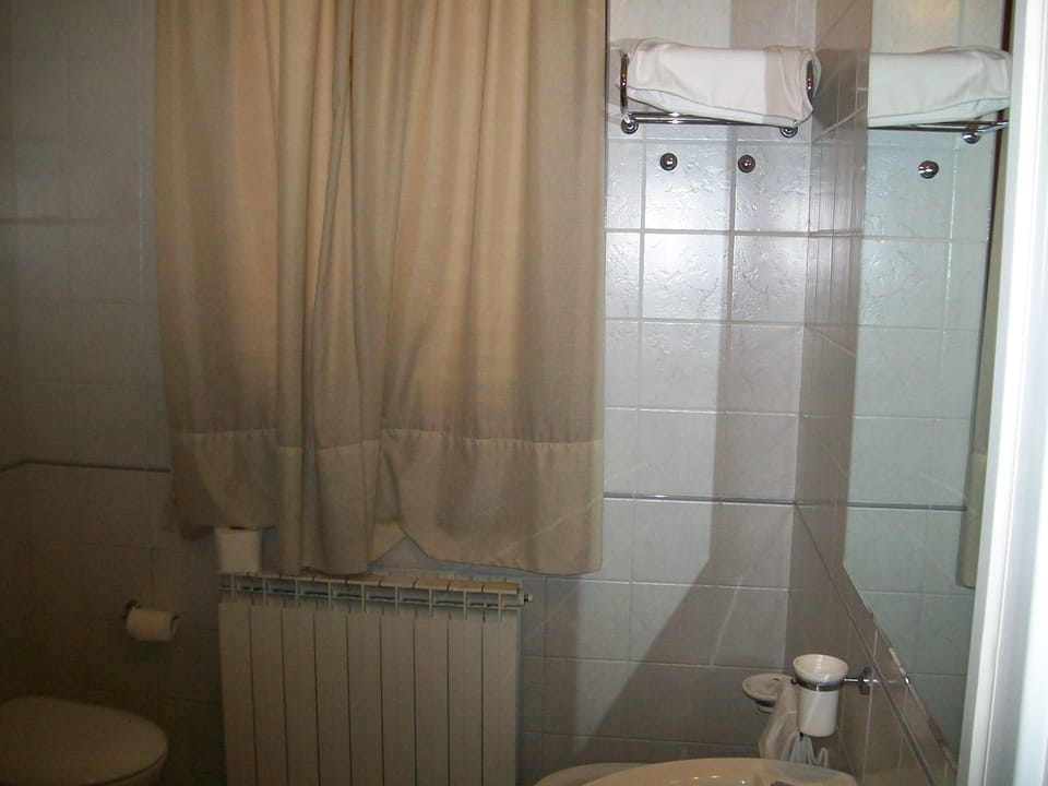 Triple Room | In-room safe, desk, blackout drapes, free WiFi