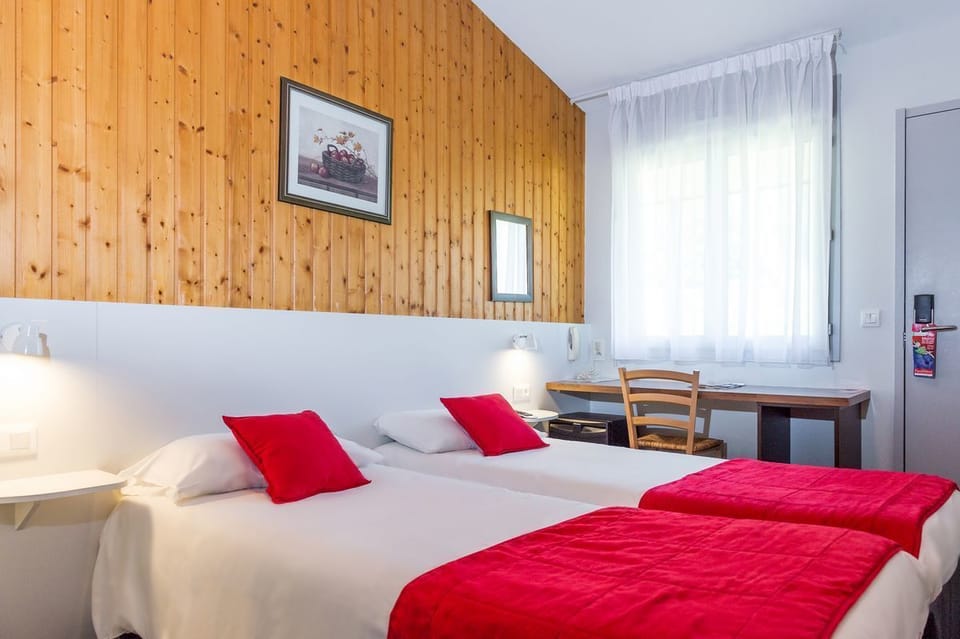 Standard Room, 1 Twin Bed | Desk, soundproofing, iron/ironing board, free WiFi
