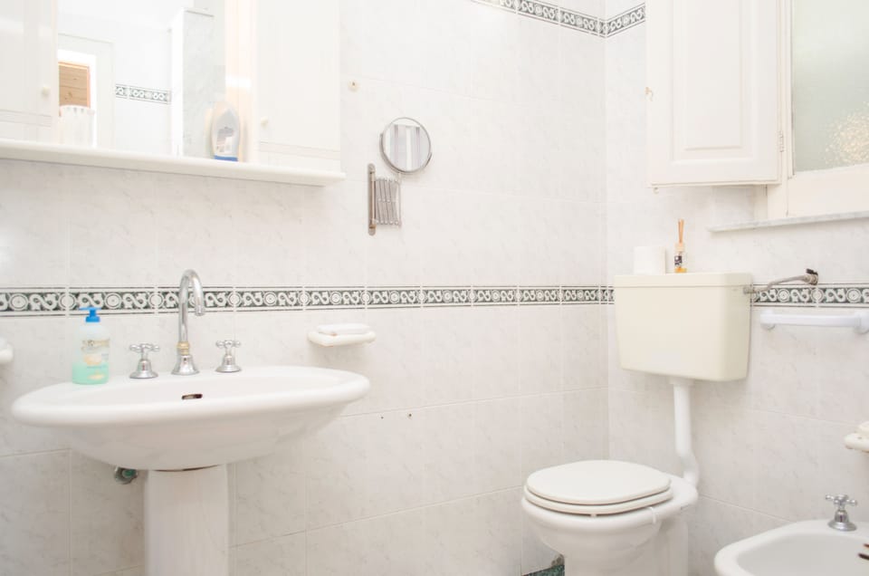 Double Room | Bathroom | Shower, free toiletries, hair dryer, towels