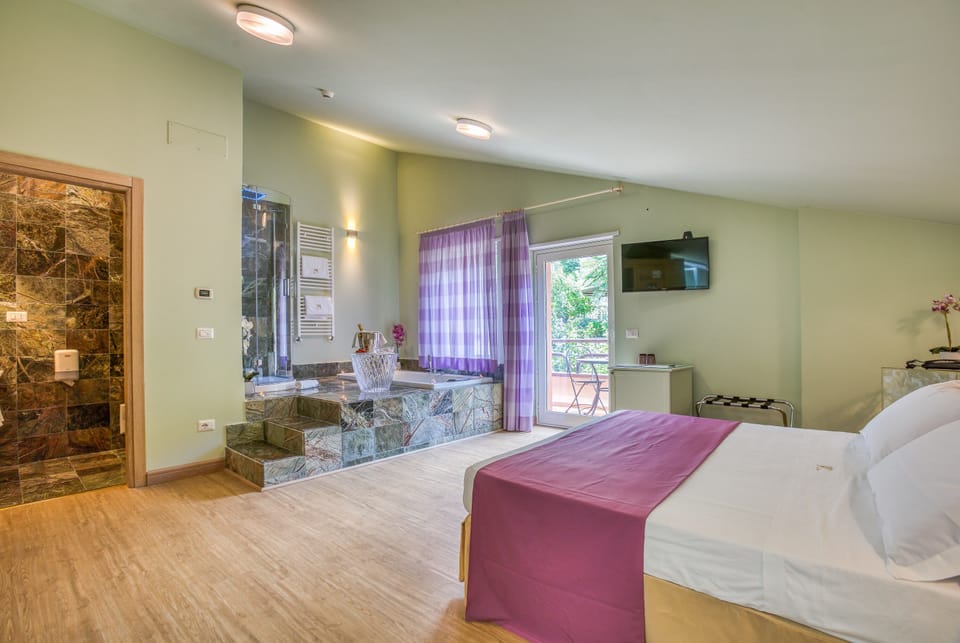 Honeymoon Suite | 1 bedroom, minibar, in-room safe, individually decorated
