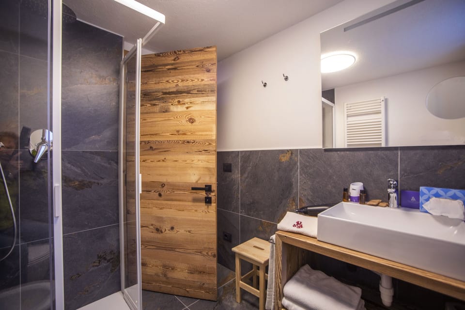 Luxury Suite | Bathroom | Shower, free toiletries, hair dryer, bidet