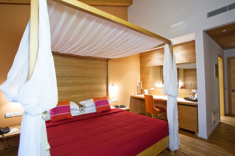 Superior Room, 1 King Bed, Vineyard View | Premium bedding, minibar, in-room safe, desk