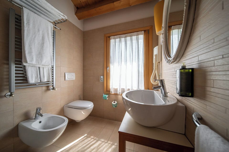 Comfort Double Room Single Use | Bathroom | Hair dryer, towels
