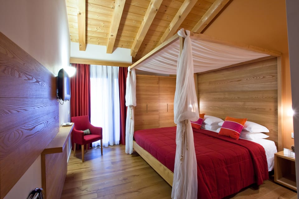 Superior Room, 1 King Bed, Vineyard View | Premium bedding, minibar, in-room safe, desk