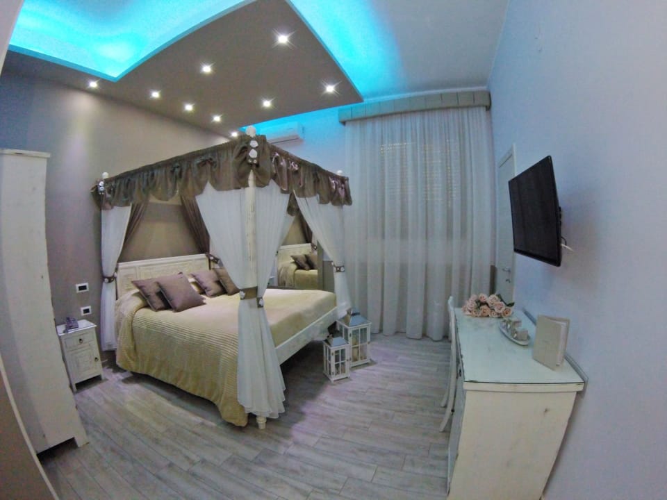 Suite | Desk, WiFi (free)