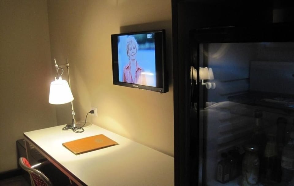 Minibar, in-room safe, WiFi (free), bed sheets