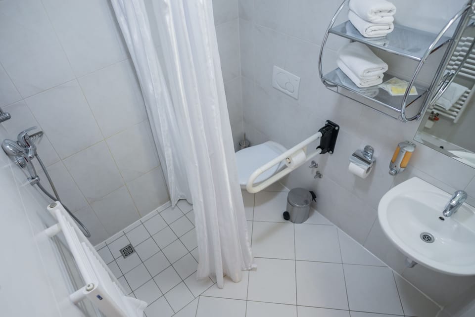 Family Room | Bathroom | Shower, hair dryer, bathrobes, towels