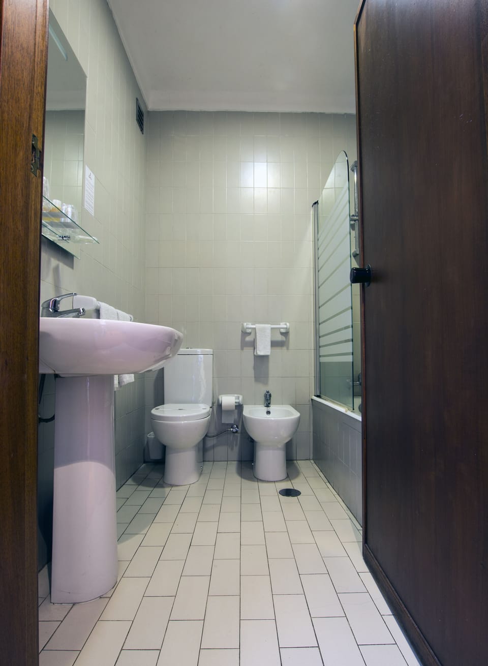 Bathtub, towels