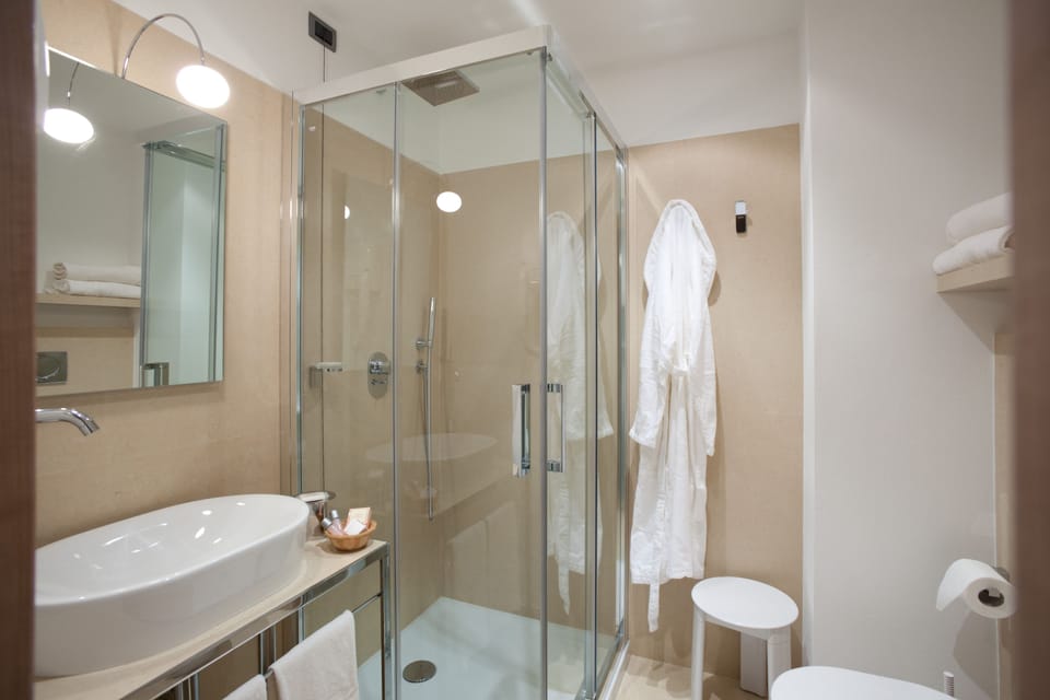 Shower, free toiletries, hair dryer, bidet