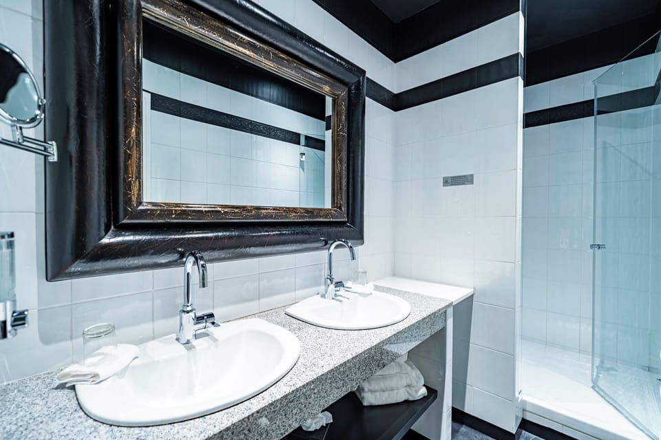 Suite | Bathroom | Hair dryer, towels