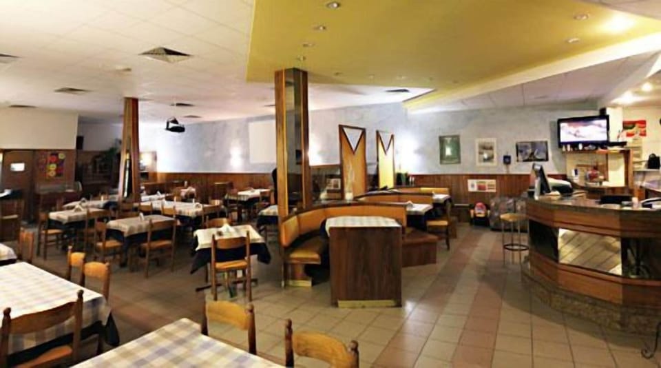 2 restaurants; breakfast, lunch, and dinner served