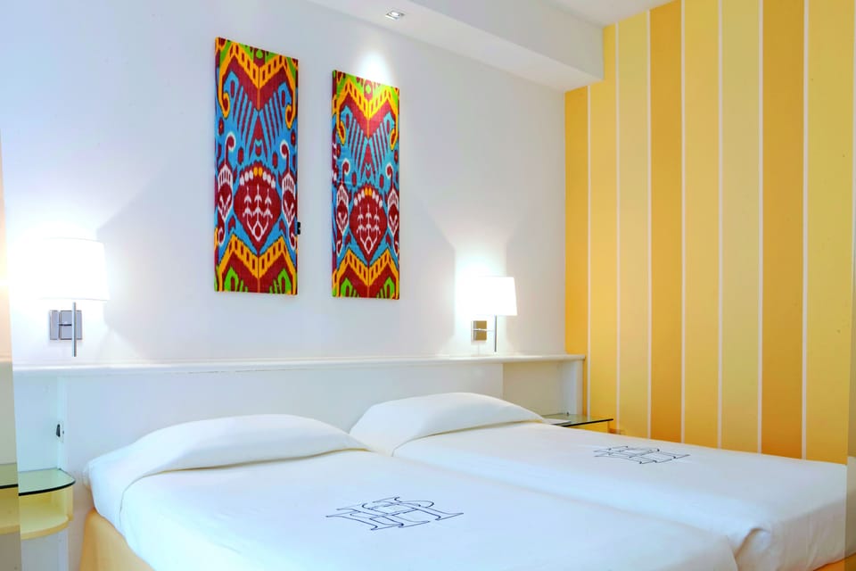 Memory foam beds, in-room safe, free WiFi