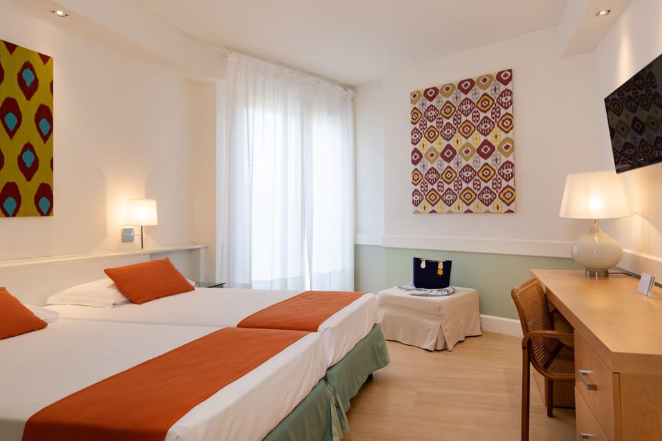 Memory foam beds, in-room safe, free WiFi