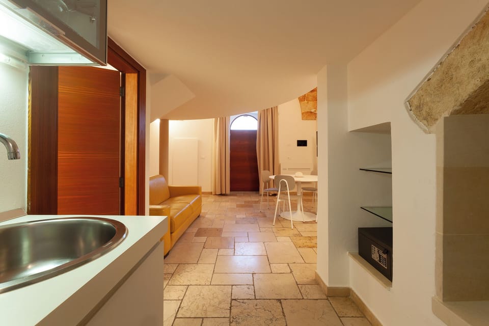 Deluxe Suite (Ponte Ciolo) | Living area | 32-inch LCD TV with digital channels, TV