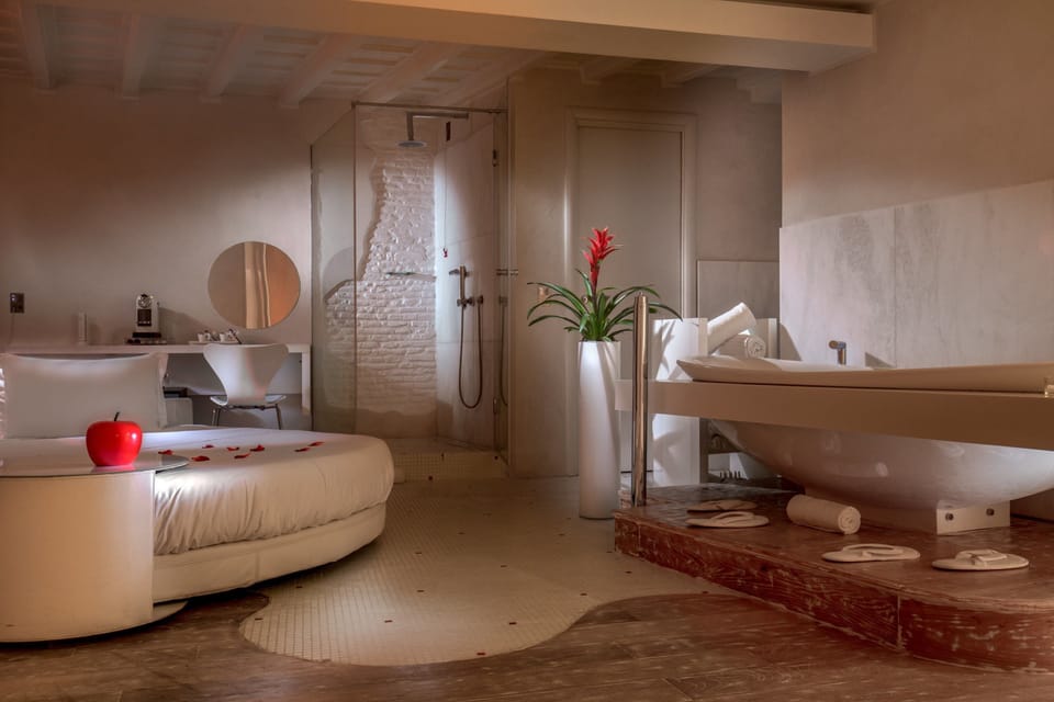 Executive Suite | Minibar, in-room safe, free WiFi, bed sheets