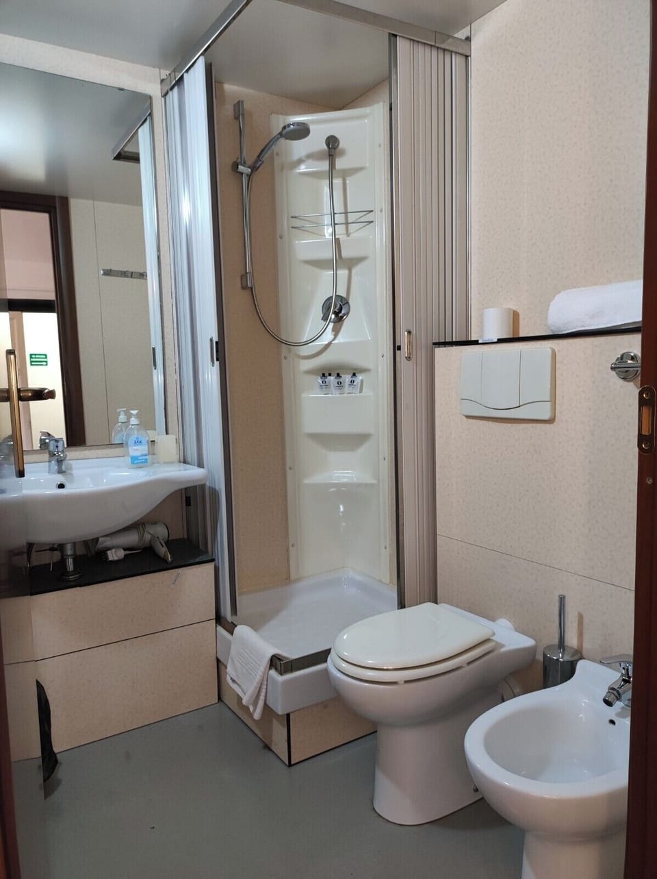 Basic Quadruple Room | Bathroom | Shower, rainfall showerhead, hair dryer, towels