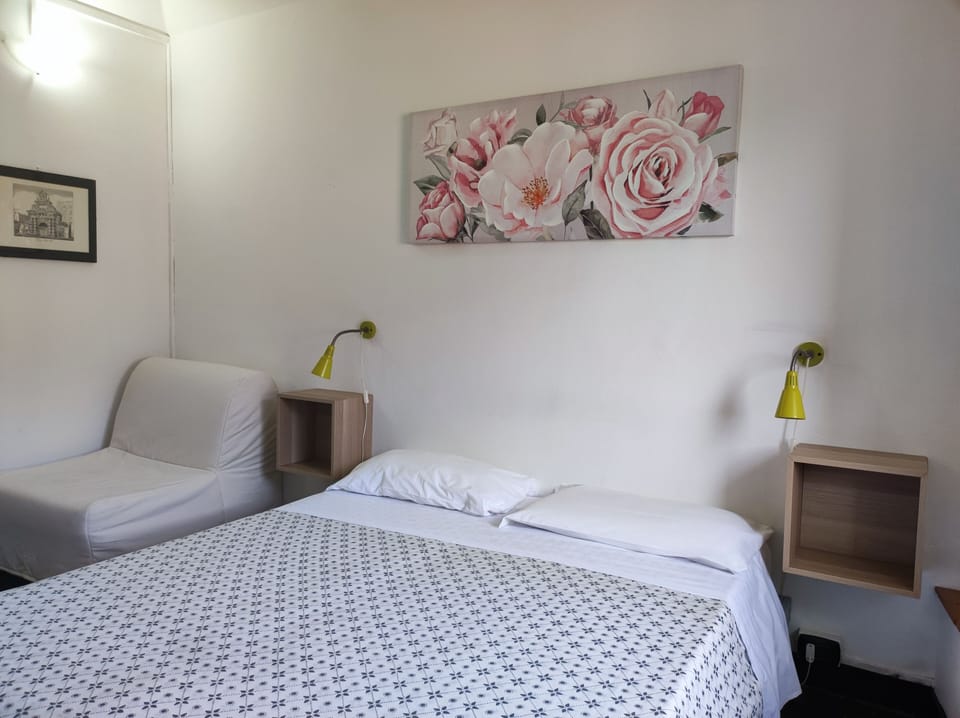 Standard Triple Room, Non Smoking, City View | Desk, WiFi (free), bed sheets