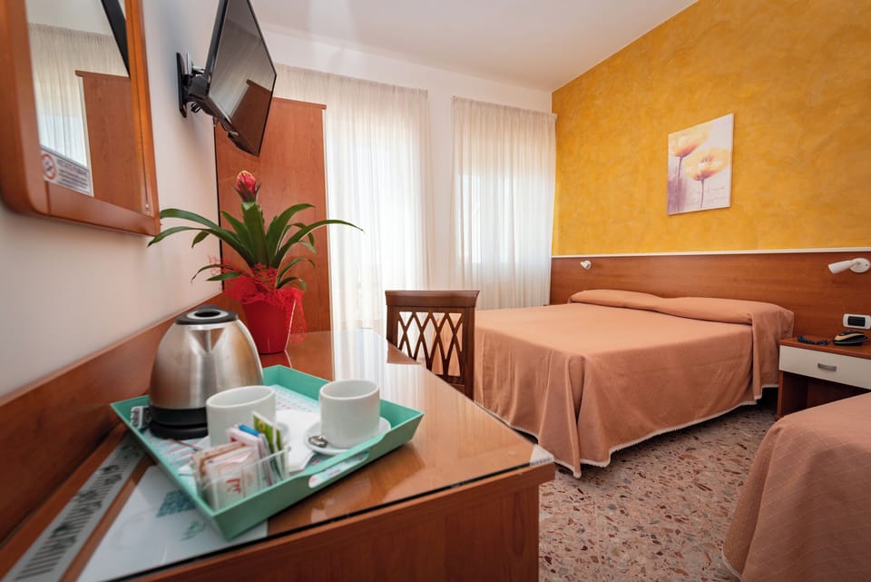 Double Room, Sea View | Minibar, desk