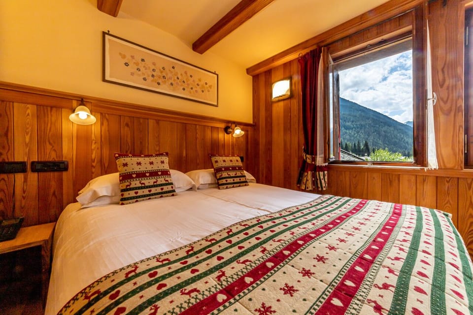 Triple Room | In-room safe, desk, soundproofing, iron/ironing board