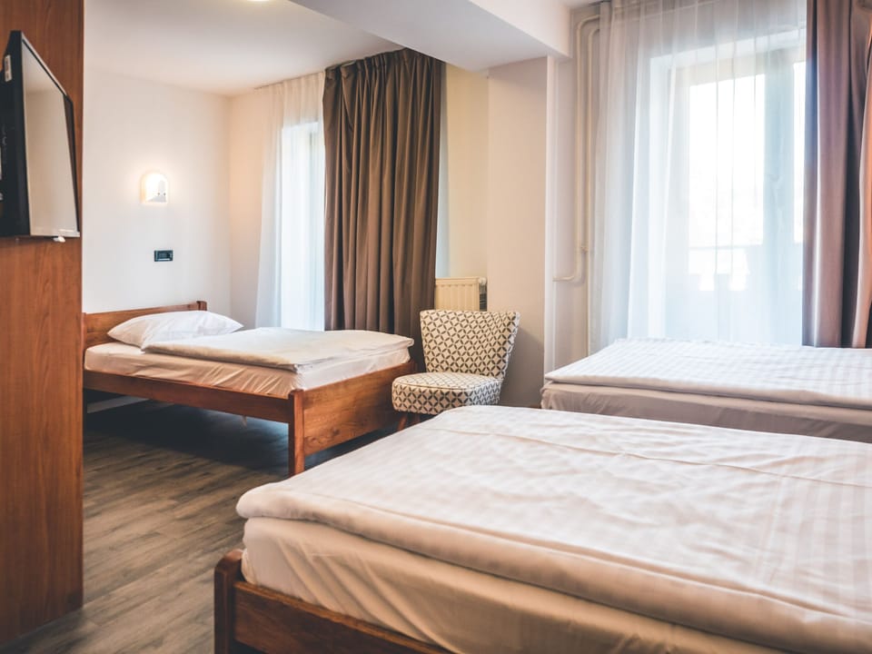 Triple Room | In-room safe, desk, iron/ironing board, free WiFi