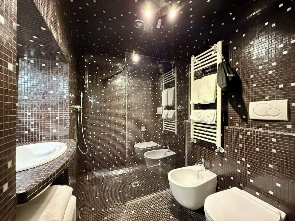 Superior Room (with Private Garden) | Bathroom | Shower, free toiletries, hair dryer, bidet