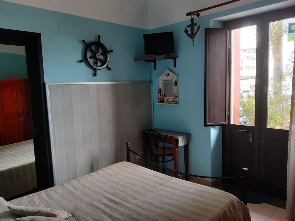 Double Room | 1 bedroom, individually furnished, desk, iron/ironing board
